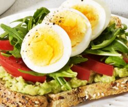 Healthy avocado, egg & rocket toast topper